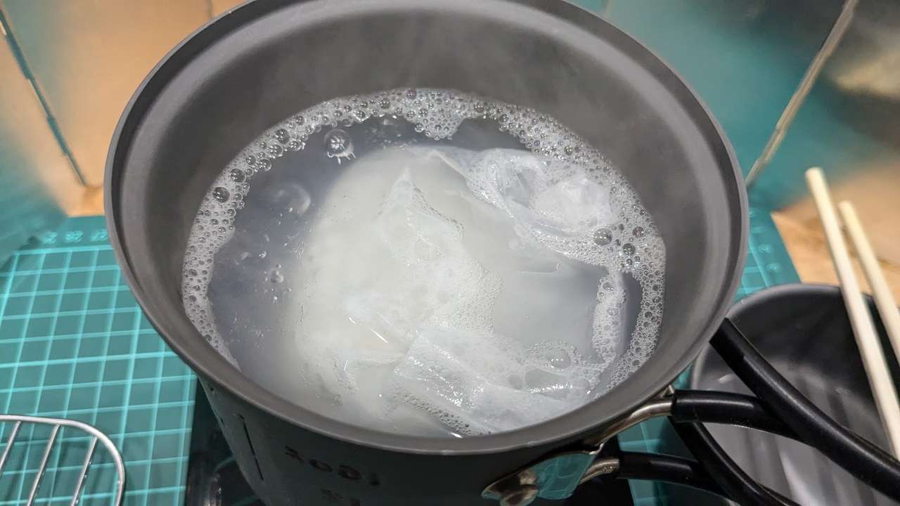 炊飯袋で湯煎炊飯する