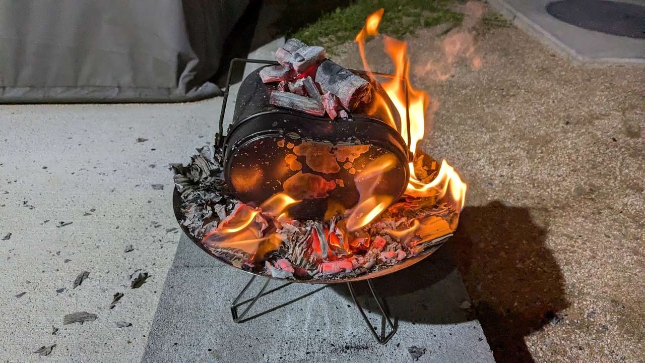 焚き火と兵式飯盒でピザを焼く
