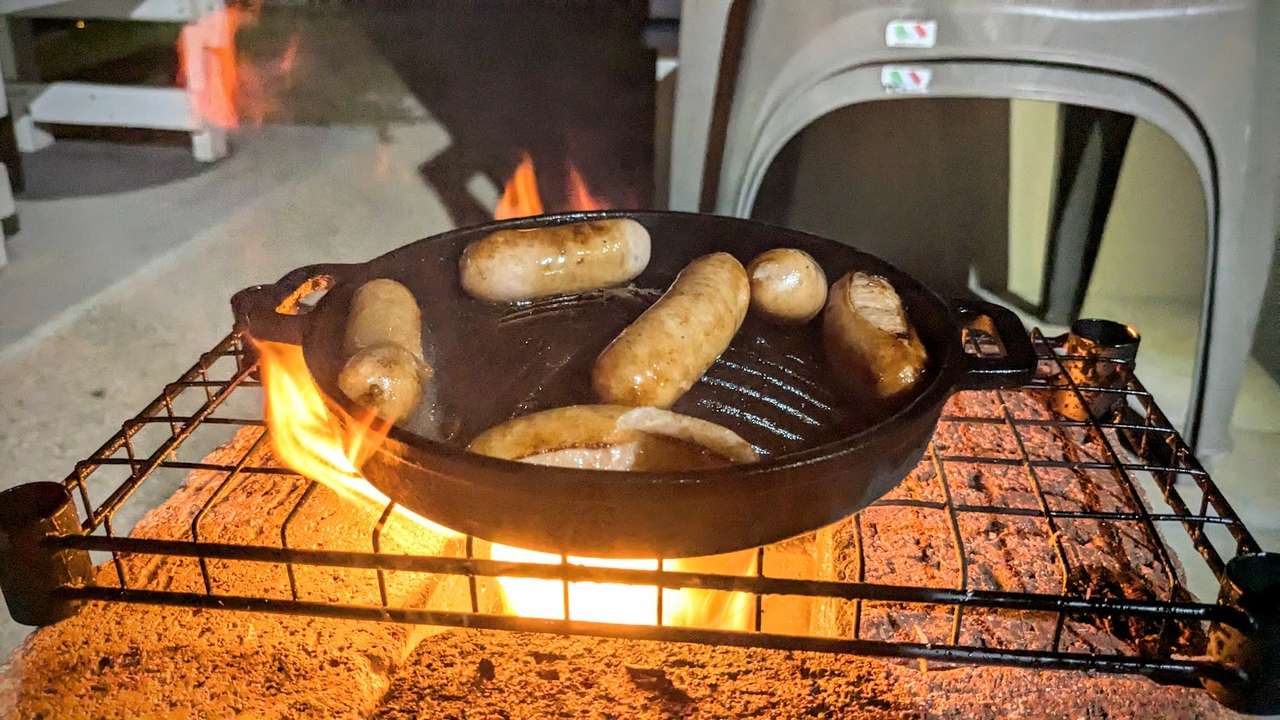 レンガロケットストーブで肉を焼く