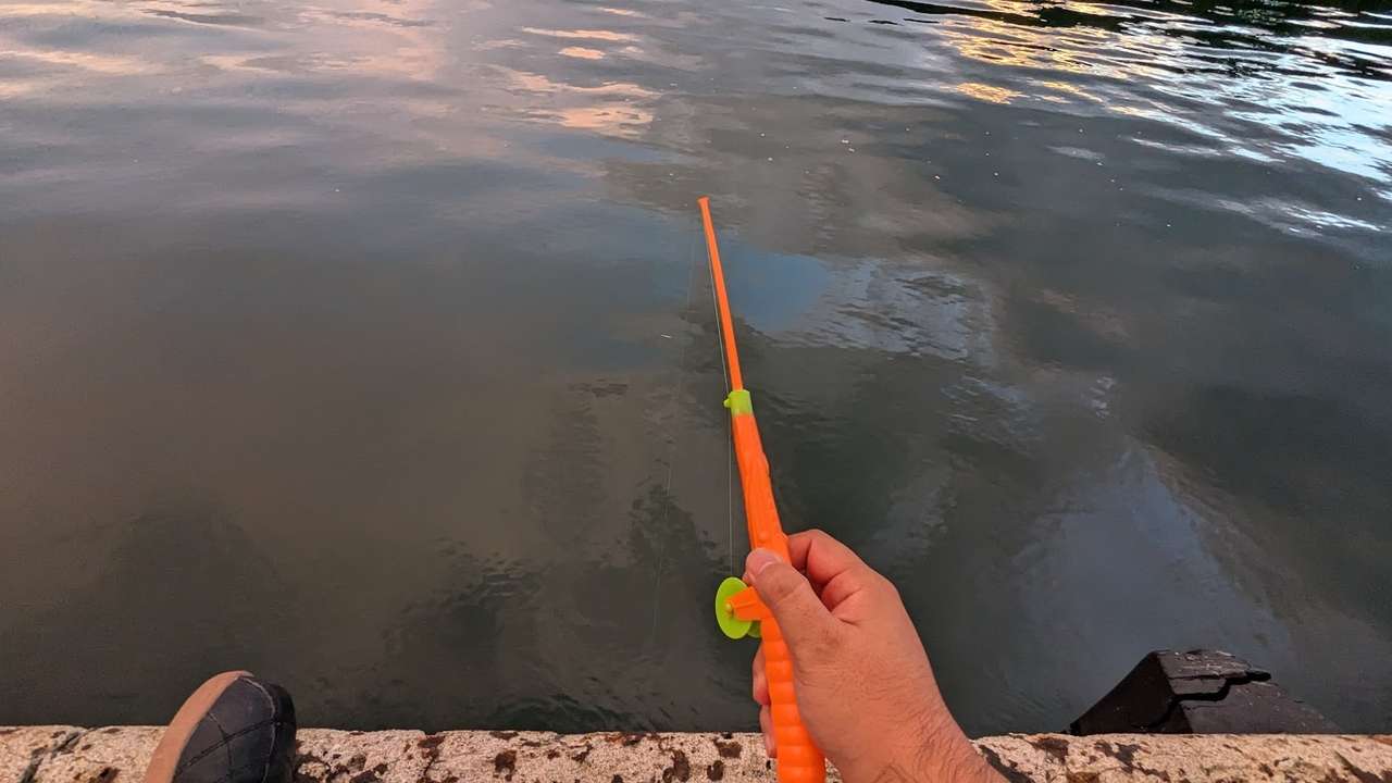 セリアのおもちゃ釣竿で釣りをする